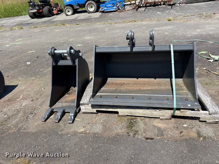 image for item ET0656 (2) CNH Industrial CNH33.37 excavator buckets