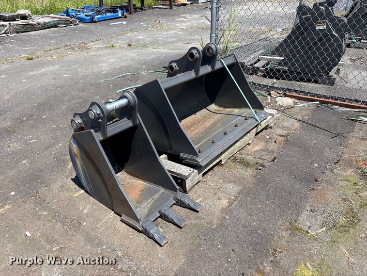 image for item ET0656 (2) CNH Industrial CNH33.37 excavator buckets