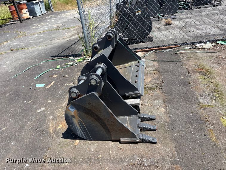image for item ET0656 (2) CNH Industrial CNH33.37 excavator buckets