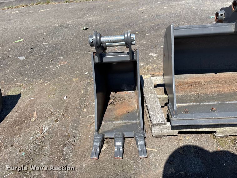 image for item ET0656 (2) CNH Industrial CNH33.37 excavator buckets