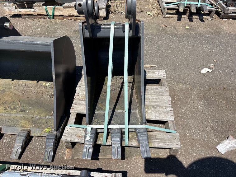 image for item ET0657 CNH Industrial CNH33.37 excavator attachments