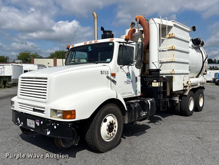 image for item ET8658 1999 International 2674 vacuum truck