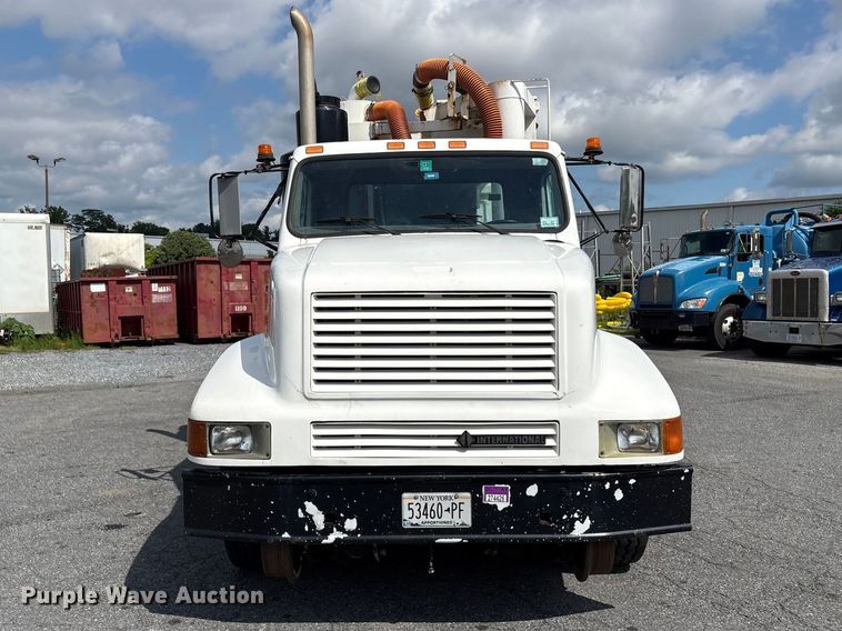 image for item ET8658 1999 International 2674 vacuum truck