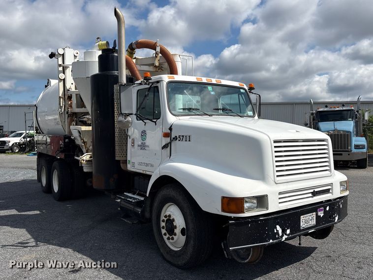 image for item ET8658 1999 International 2674 vacuum truck