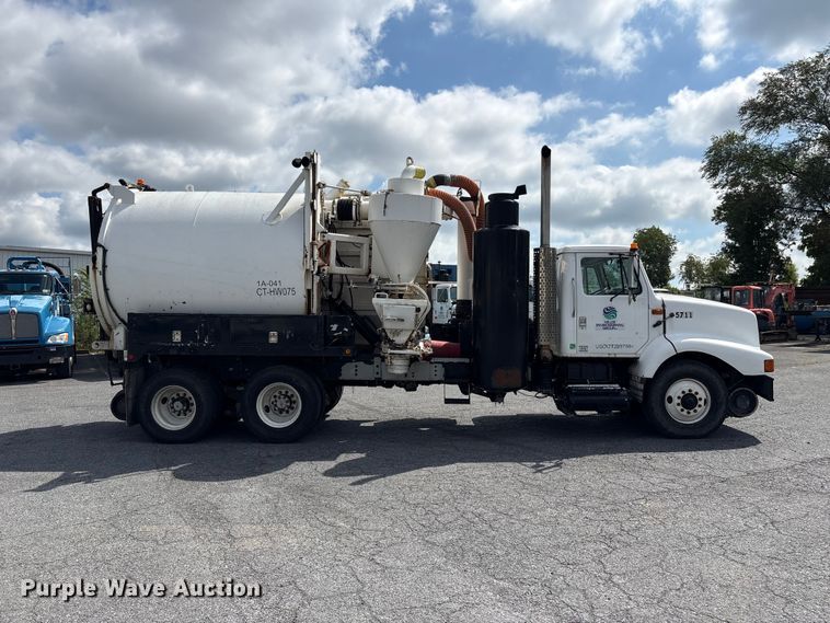 image for item ET8658 1999 International 2674 vacuum truck