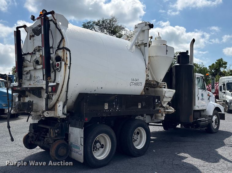 image for item ET8658 1999 International 2674 vacuum truck