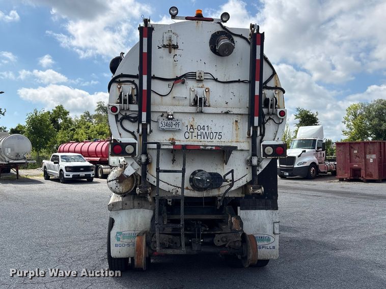 image for item ET8658 1999 International 2674 vacuum truck