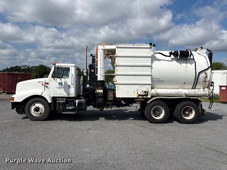 image for item ET8658 1999 International 2674 vacuum truck