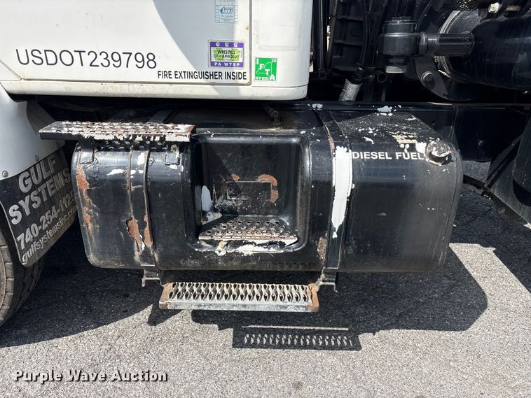 image for item ET8658 1999 International 2674 vacuum truck