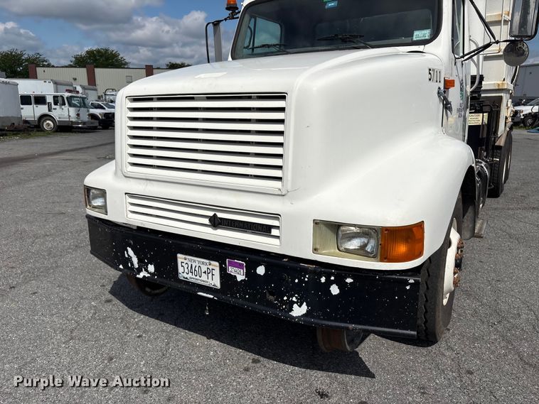 image for item ET8658 1999 International 2674 vacuum truck