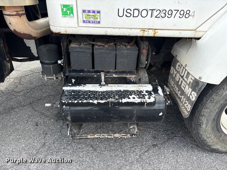 image for item ET8658 1999 International 2674 vacuum truck