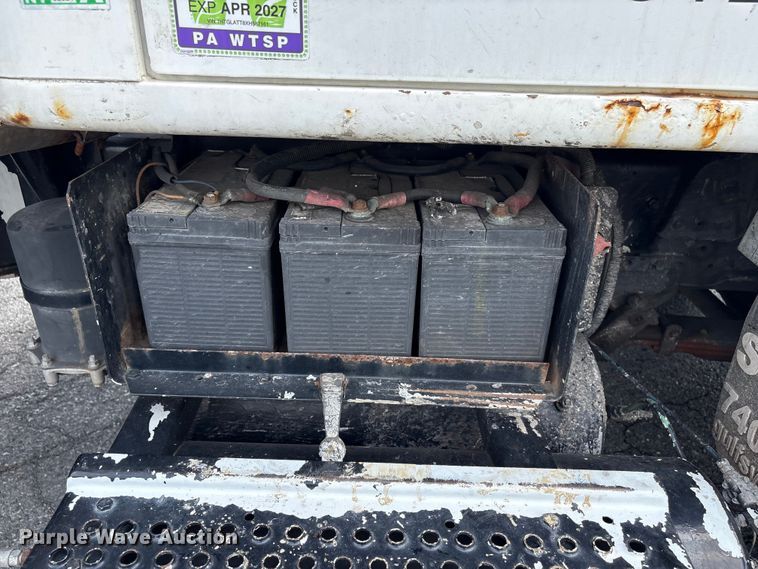 image for item ET8658 1999 International 2674 vacuum truck