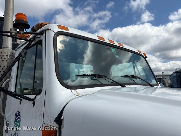 image for item ET8658 1999 International 2674 vacuum truck