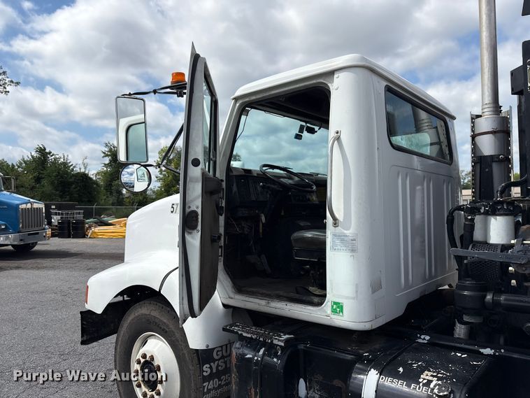 image for item ET8658 1999 International 2674 vacuum truck