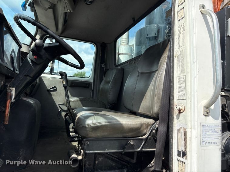 image for item ET8658 1999 International 2674 vacuum truck