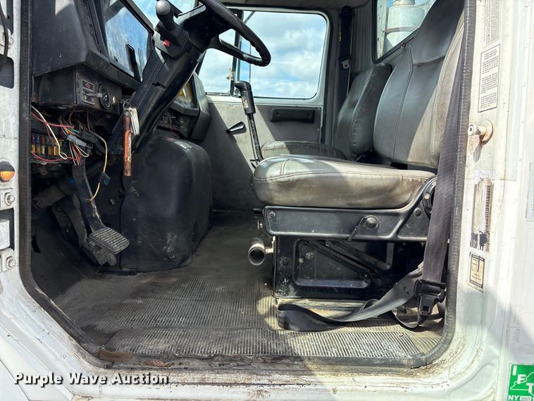 image for item ET8658 1999 International 2674 vacuum truck