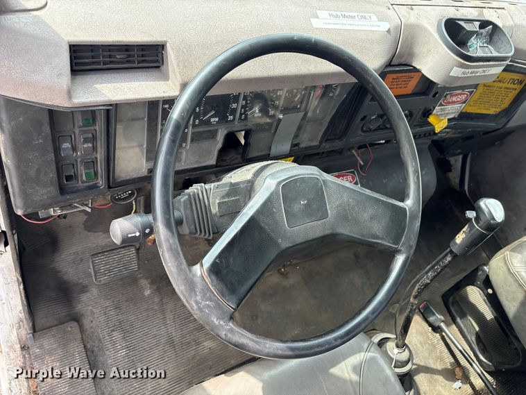 image for item ET8658 1999 International 2674 vacuum truck