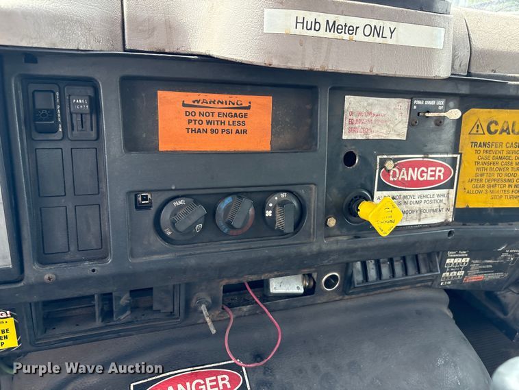 image for item ET8658 1999 International 2674 vacuum truck