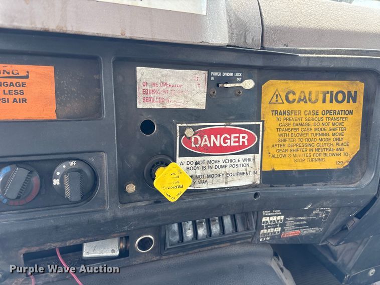 image for item ET8658 1999 International 2674 vacuum truck