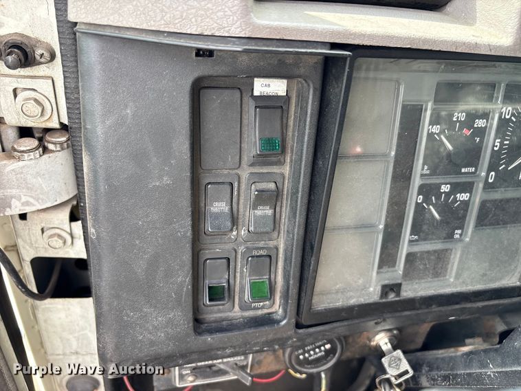 image for item ET8658 1999 International 2674 vacuum truck