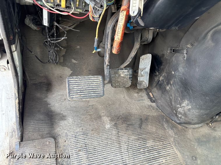image for item ET8658 1999 International 2674 vacuum truck