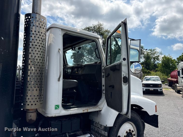 image for item ET8658 1999 International 2674 vacuum truck