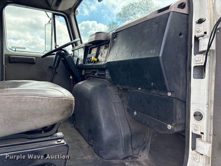 image for item ET8658 1999 International 2674 vacuum truck