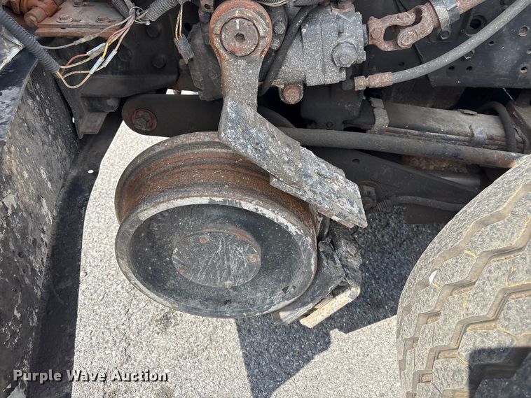 image for item ET8658 1999 International 2674 vacuum truck