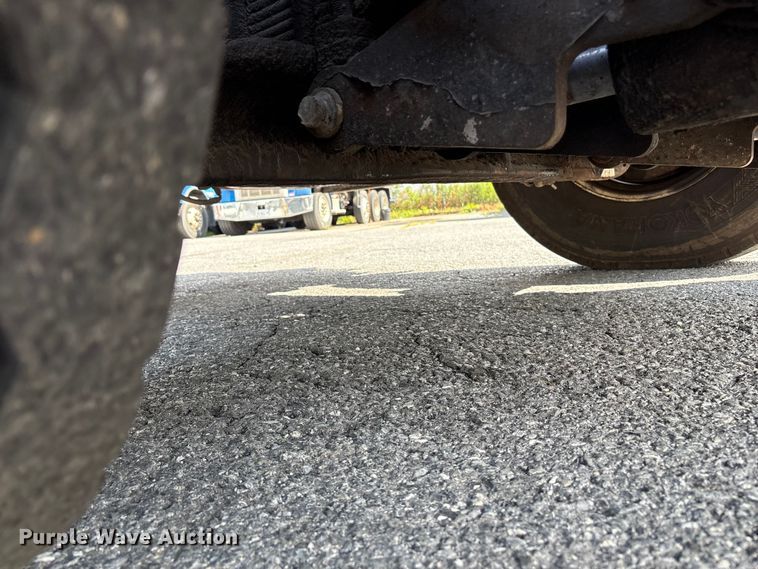 image for item ET8658 1999 International 2674 vacuum truck