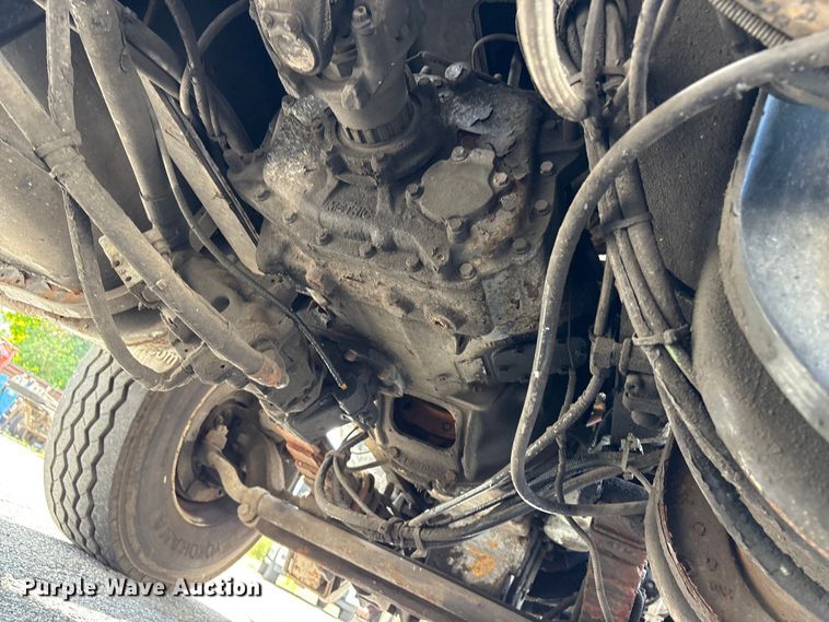 image for item ET8658 1999 International 2674 vacuum truck