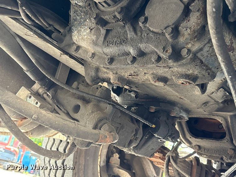 image for item ET8658 1999 International 2674 vacuum truck