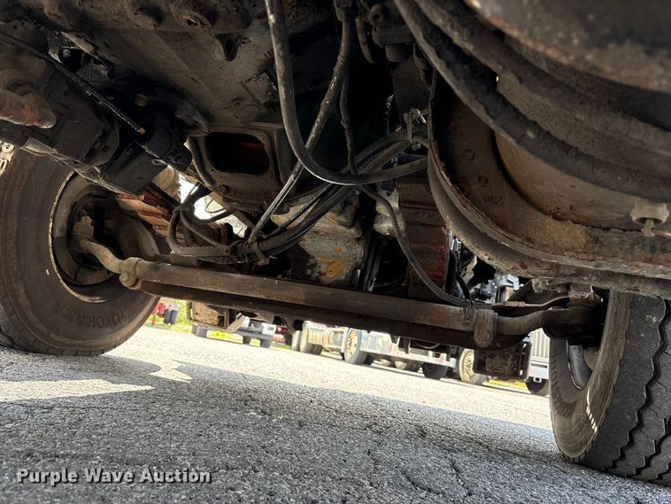 image for item ET8658 1999 International 2674 vacuum truck