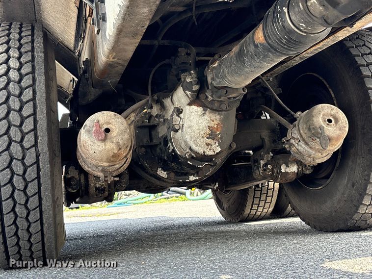 image for item ET8658 1999 International 2674 vacuum truck