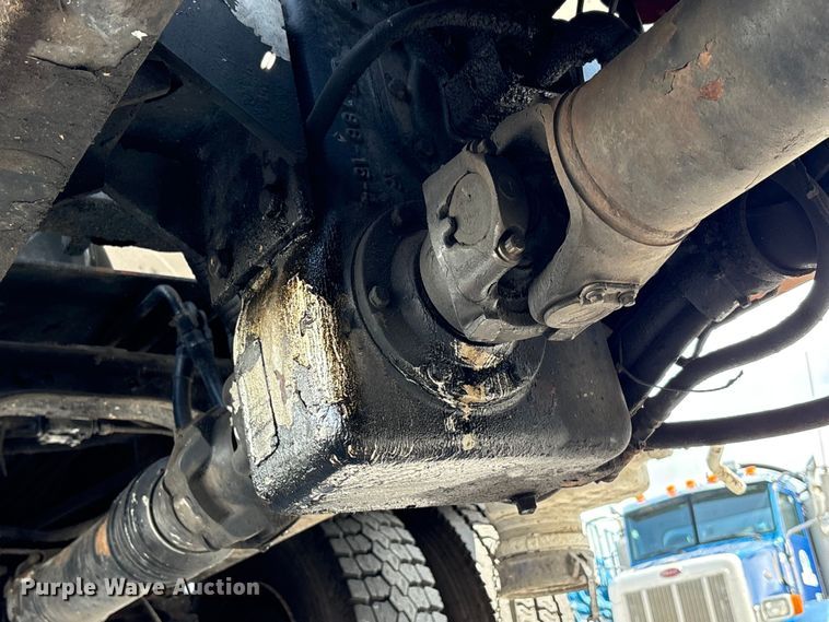 image for item ET8658 1999 International 2674 vacuum truck
