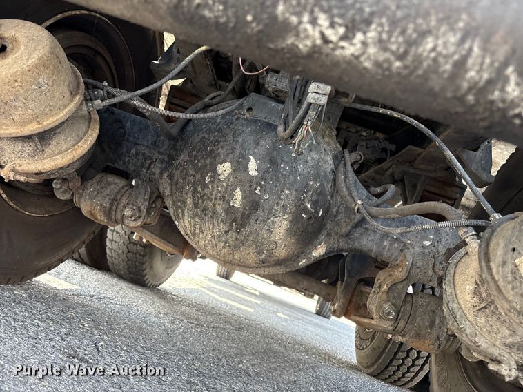 image for item ET8658 1999 International 2674 vacuum truck