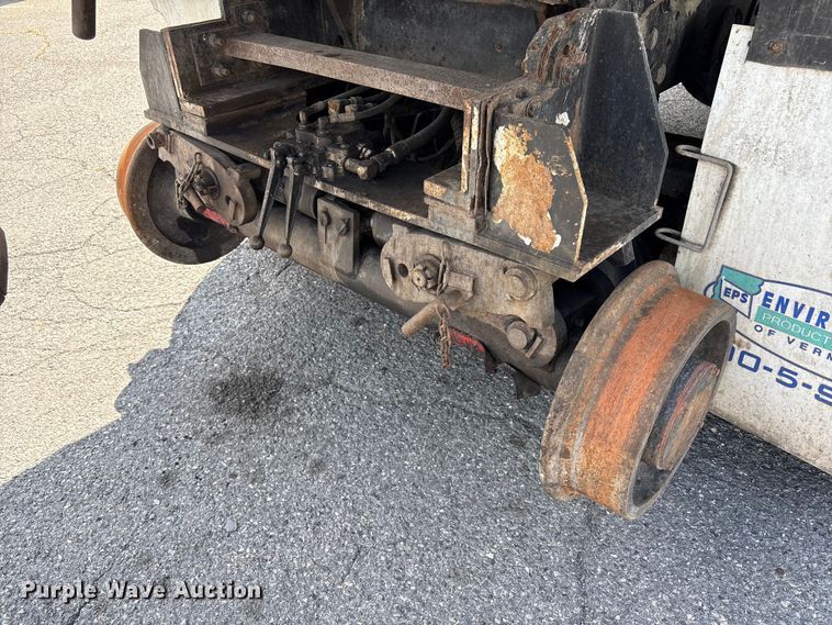 image for item ET8658 1999 International 2674 vacuum truck