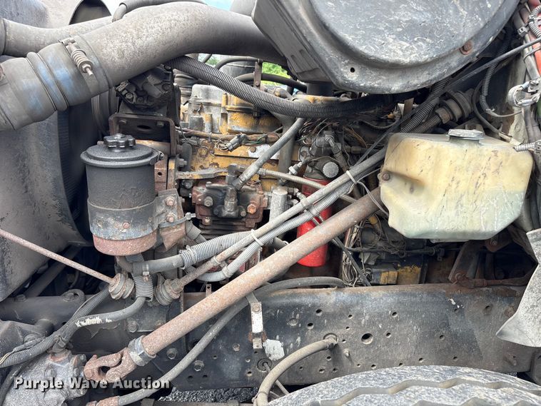 image for item ET8658 1999 International 2674 vacuum truck