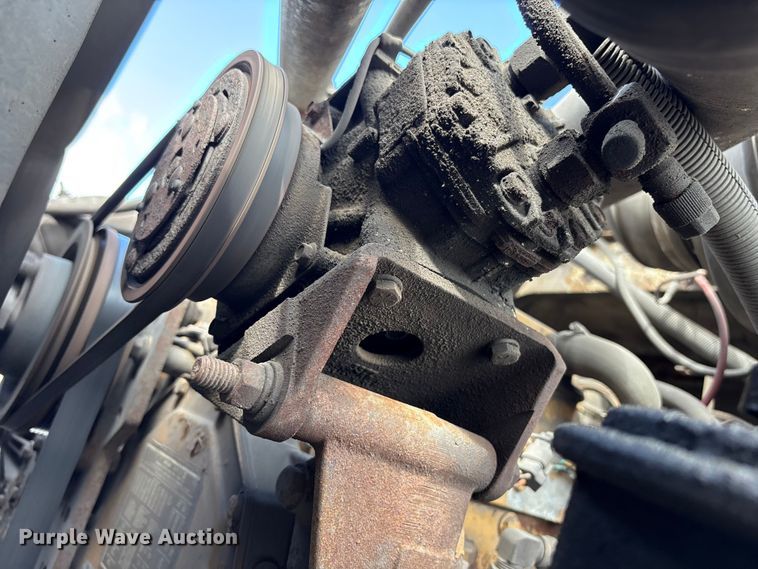 image for item ET8658 1999 International 2674 vacuum truck