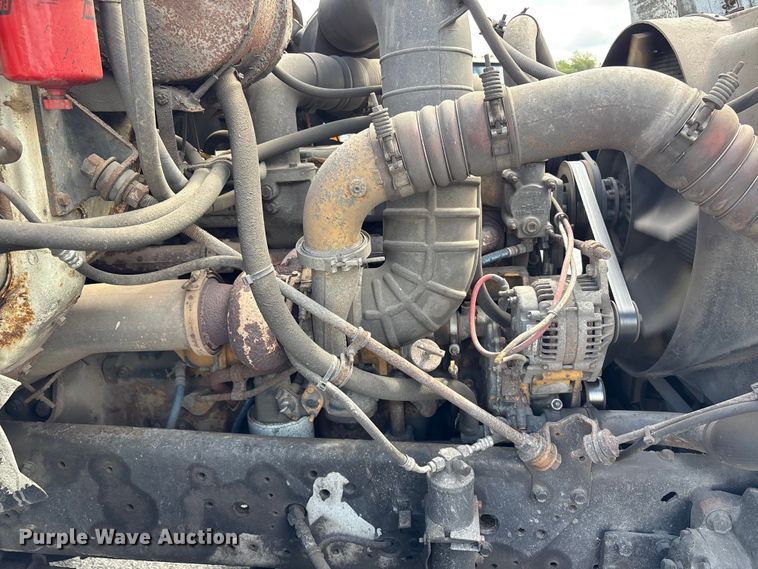 image for item ET8658 1999 International 2674 vacuum truck