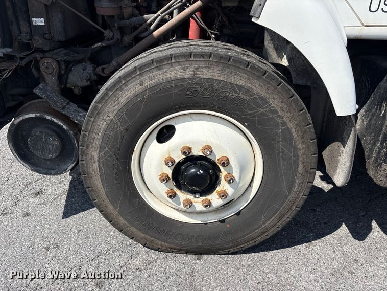 image for item ET8658 1999 International 2674 vacuum truck