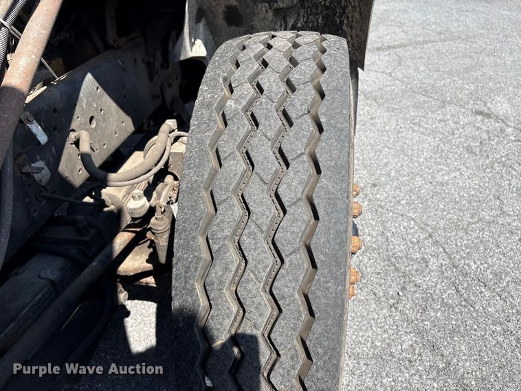 image for item ET8658 1999 International 2674 vacuum truck