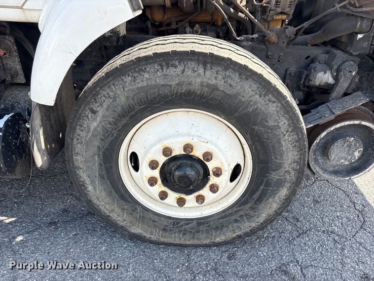 image for item ET8658 1999 International 2674 vacuum truck