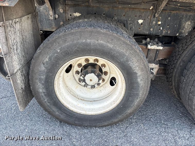 image for item ET8658 1999 International 2674 vacuum truck