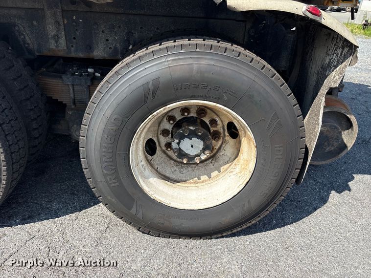 image for item ET8658 1999 International 2674 vacuum truck