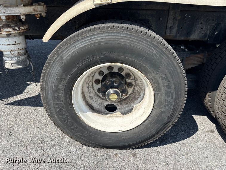 image for item ET8658 1999 International 2674 vacuum truck