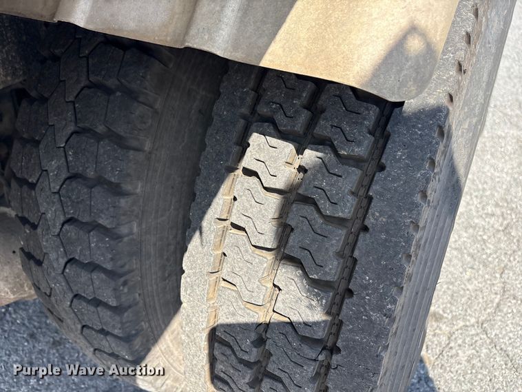 image for item ET8658 1999 International 2674 vacuum truck