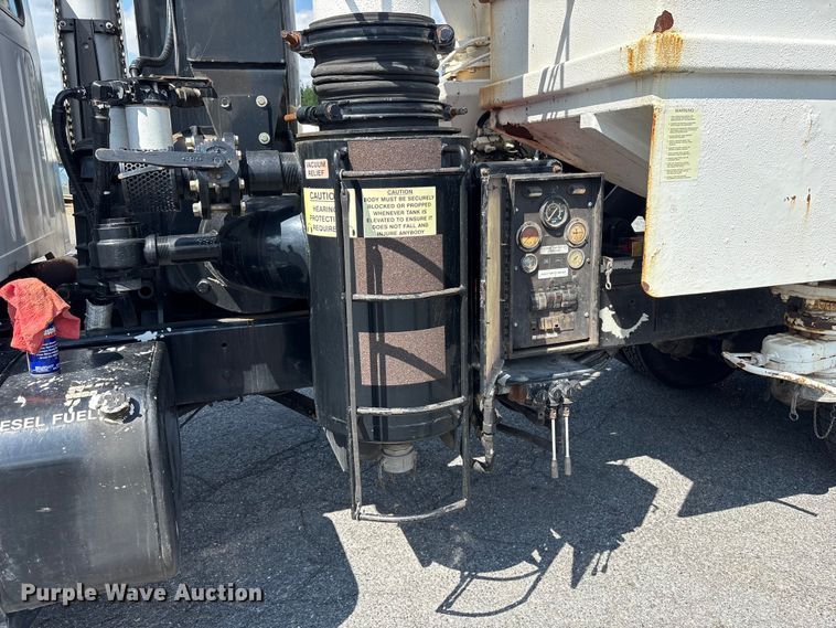 image for item ET8658 1999 International 2674 vacuum truck