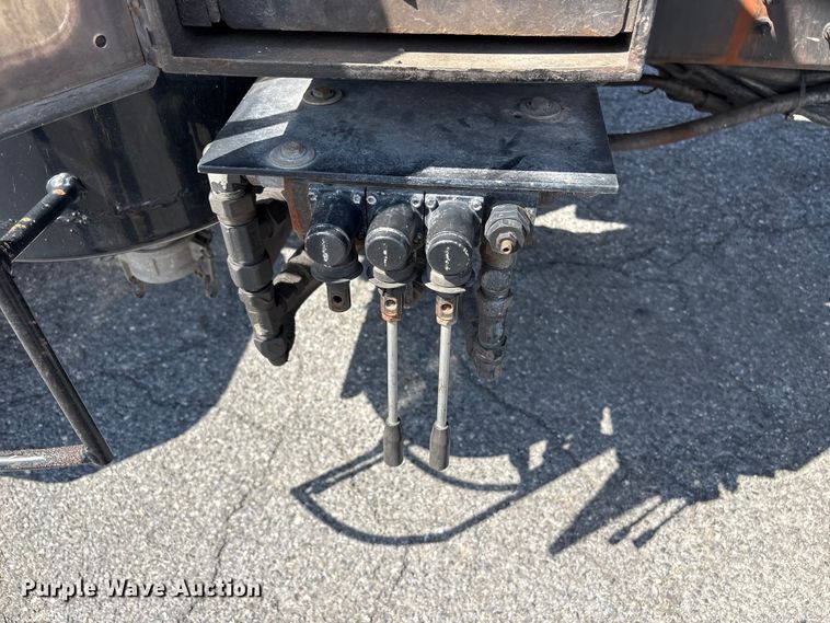 image for item ET8658 1999 International 2674 vacuum truck