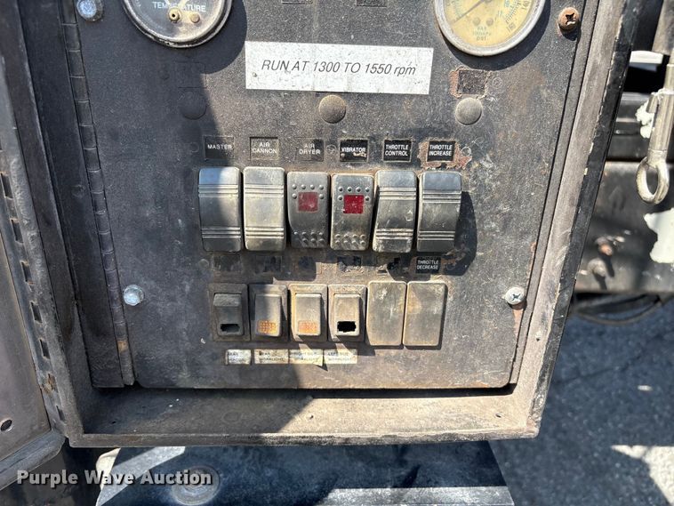 image for item ET8658 1999 International 2674 vacuum truck