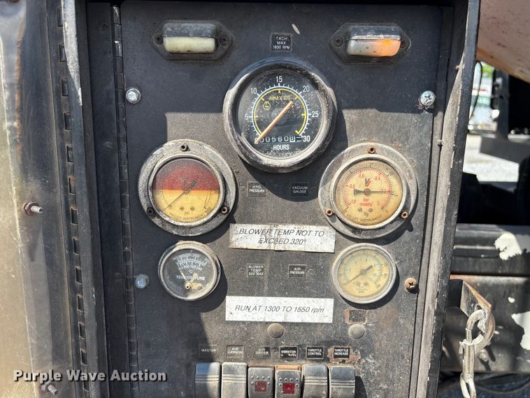 image for item ET8658 1999 International 2674 vacuum truck